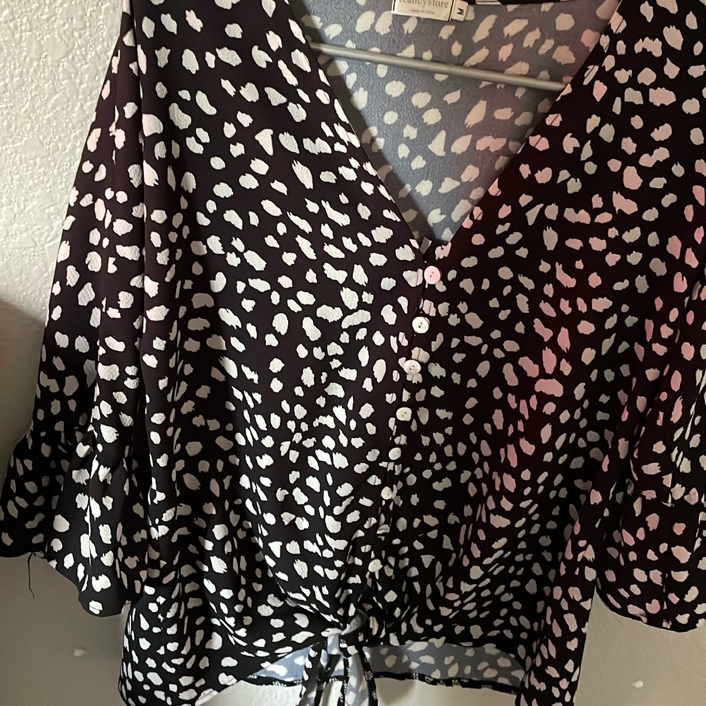 Spotted tie shirt with bell sleeves